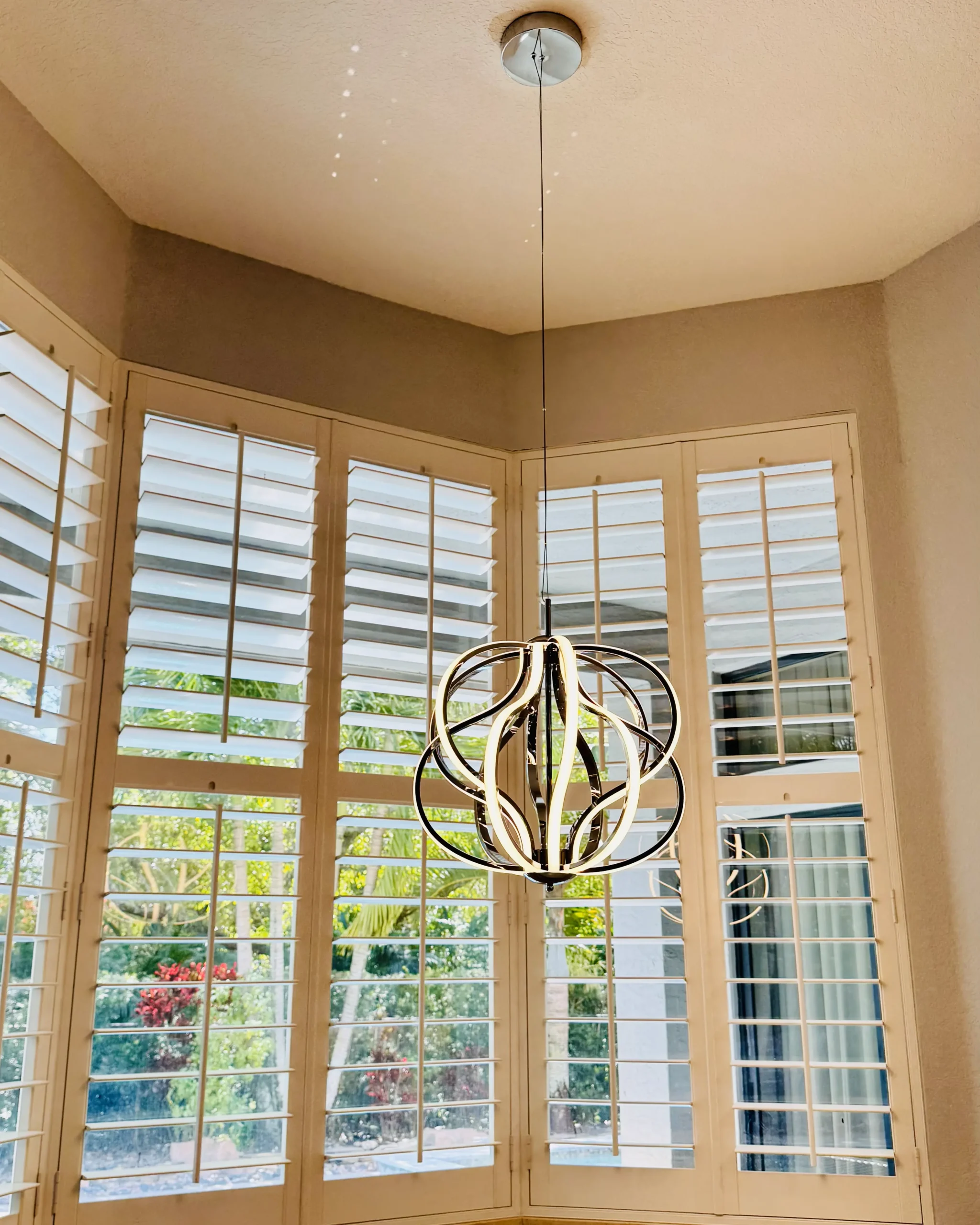 Statement chandelier above a dining table